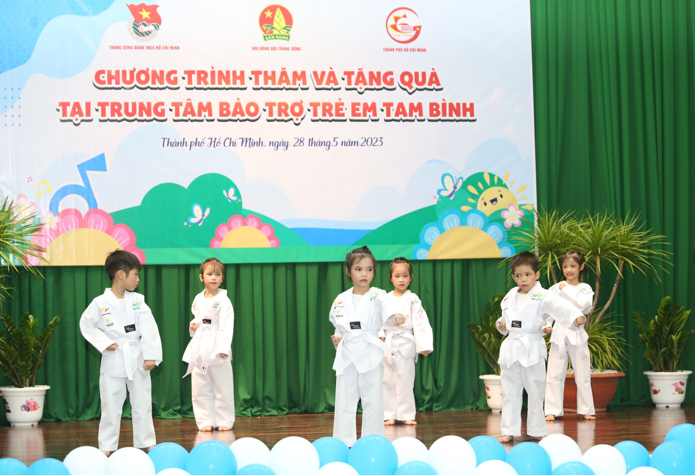 Các em thiếu nhi tại trung tâm biểu diễn bài võ nhạc tại chương trình.