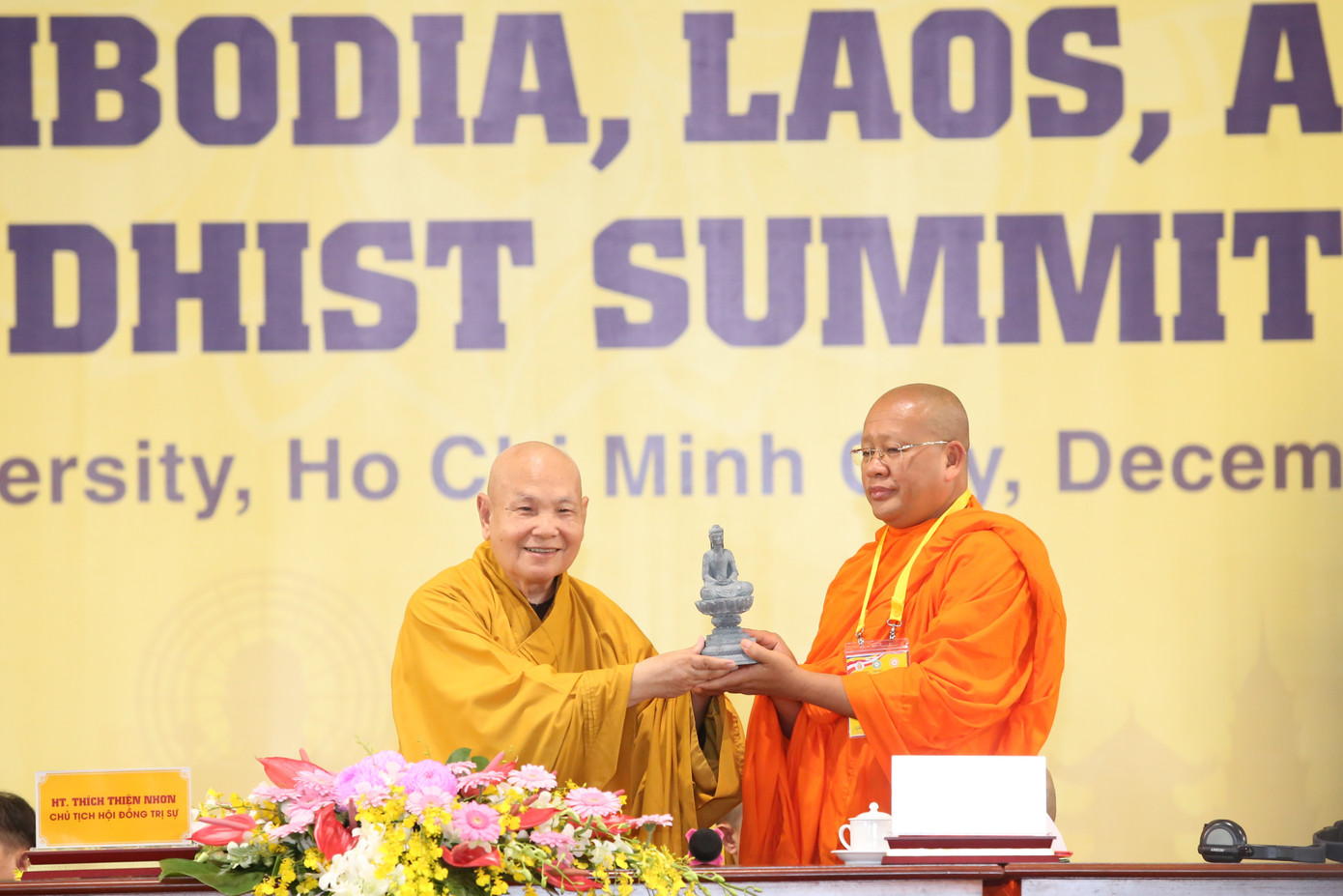 Hòa thượng Thích Thiện Nhơn trao quà tặng đến lãnh đạo Phật giáo nước bạn.