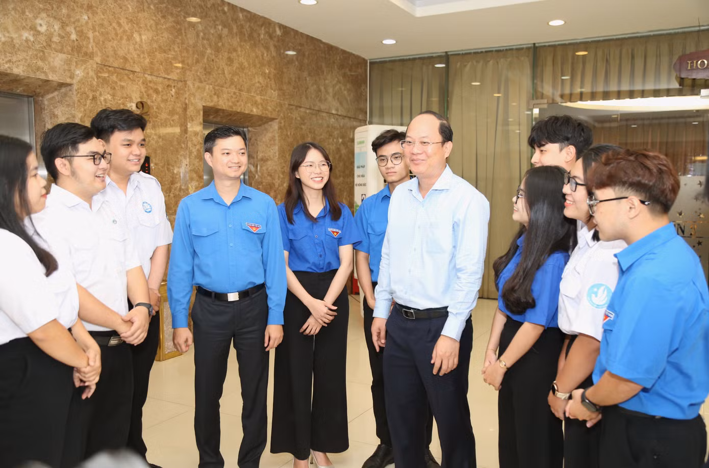 Đại biểu và bạn trẻ trao đổi bên lề diễn đàn. Ảnh: Ngô Tùng
