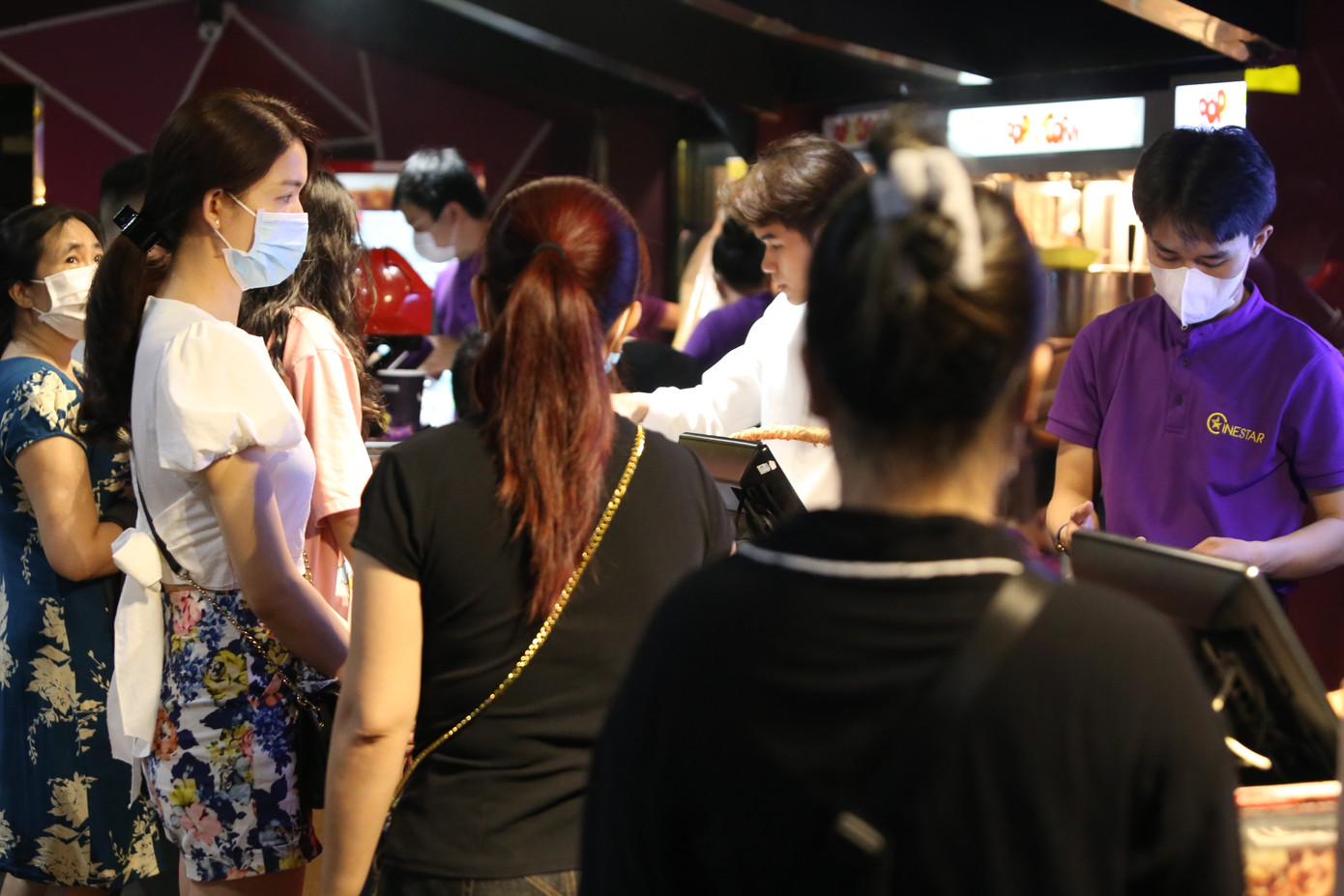 Nhân viên rạp phim tất bật phục vụ các "thượng đế" đến thưởng thức tác phẩm ăn khách.