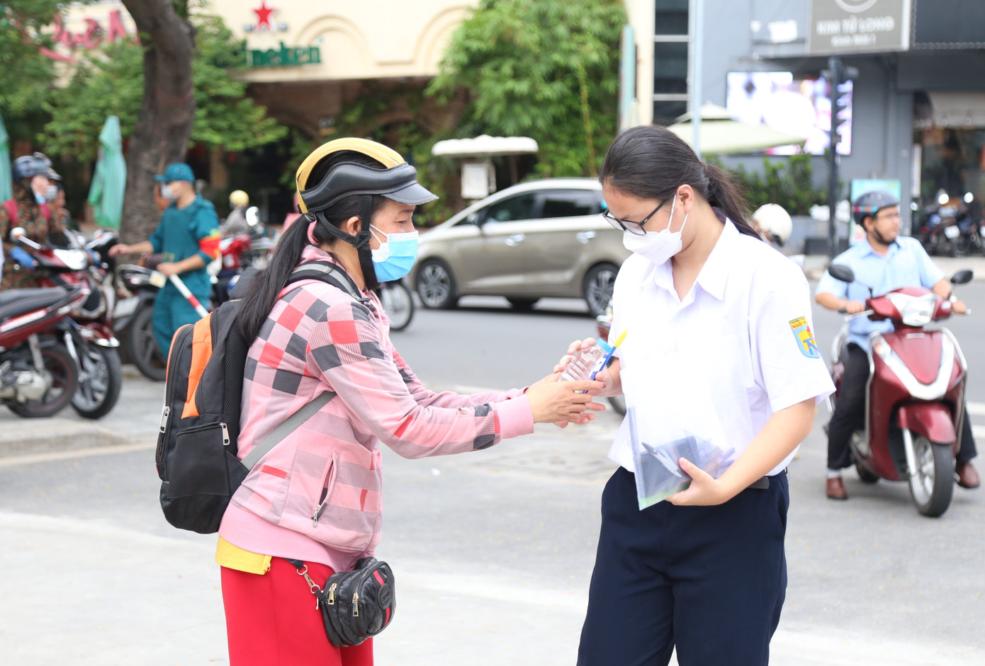 Bên lề kỳ thi vào lớp 10 trên địa bàn TPHCM năm nay, chúng tôi còn ghi nhận nhiều hình ảnh, câu chuyện ấm áp, thi vị khác. Trong ảnh: Chị Ngô Thị Ngọc Yến (ngụ quận 11) gửi tặng bút viết, nước suối cùng lời chúc đến các thí sinh tại điểm thi Trường THPT Nguyễn Khuyến. Chị Yến cho biết có con thi vào lớp 10 ở điểm thi này nên phát tâm thực hiện nghĩa cử này như một lời chúc tốt đẹp dành cho các bạn đồng trang lứa con mình. Suốt các buổi thi, chị đều gửi tặng các phần quà động viên đến các sĩ tử.