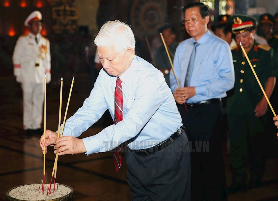 Nguyên Chủ tịch nước Nguyễn Minh Triết thắp nén hương tưởng niệm các Anh hùng liệt sĩ. Ảnh: Thành ủy TPHCM