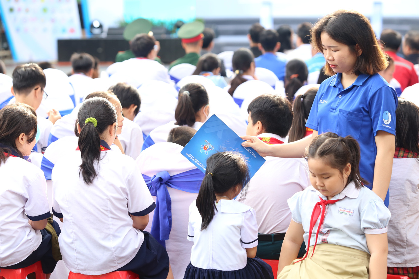 Một bạn trẻ chủ động đứng che nắng cho em học sinh tiểu học đến nhận quà của chương trình. Ảnh: Ngô Tùng Một bạn trẻ chủ động đứng che nắng cho em học sinh tiểu học đến nhận quà của chương trình. Ảnh: Ngô Tùng