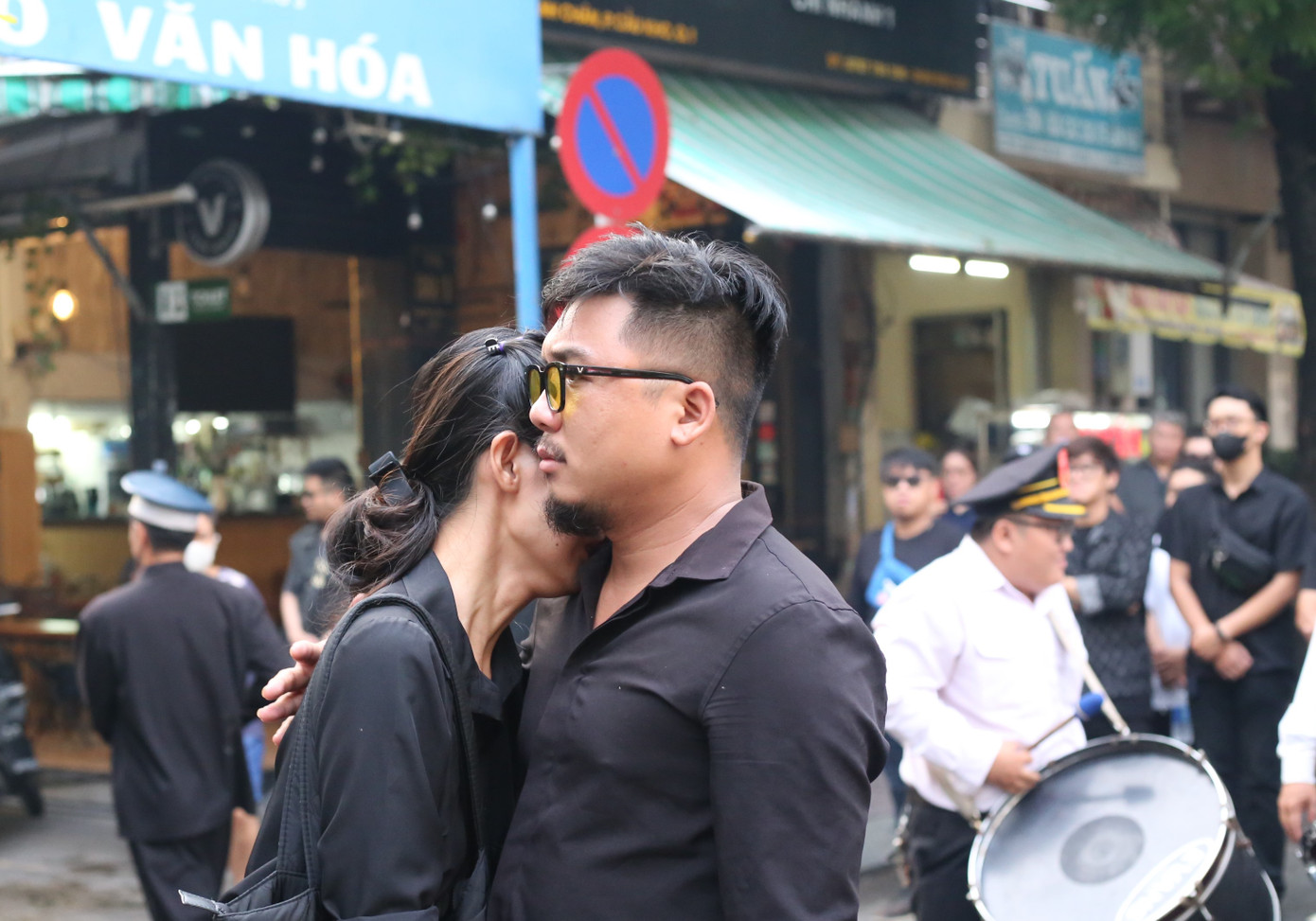 Từ sáng sớm, nhiều đồng nghiệp, bạn bè Huy Bảo đến tiễn đưa anh. Từ sáng sớm, nhiều đồng nghiệp, bạn bè Huy Bảo đến tiễn đưa anh.