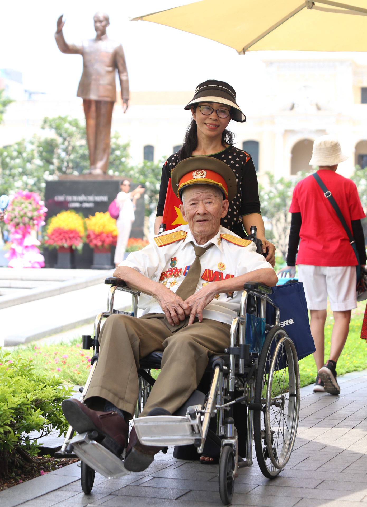 Mừng ngày đại lễ, trung tá, cựu chiến binh Nguyễn Văn Thành (ngụ huyện Nhà Bè) được người thân đưa ra khu vực Công viên Tượng đài Chủ tịch Hồ Chí Minh ngắm nhìn phố phường, chụp ảnh. Nhiều năm qua, người cựu chiến binh này vẫn đến đây để nhớ về đồng đội và giai đoạn lịch sử khốc liệt của dân tộc.
