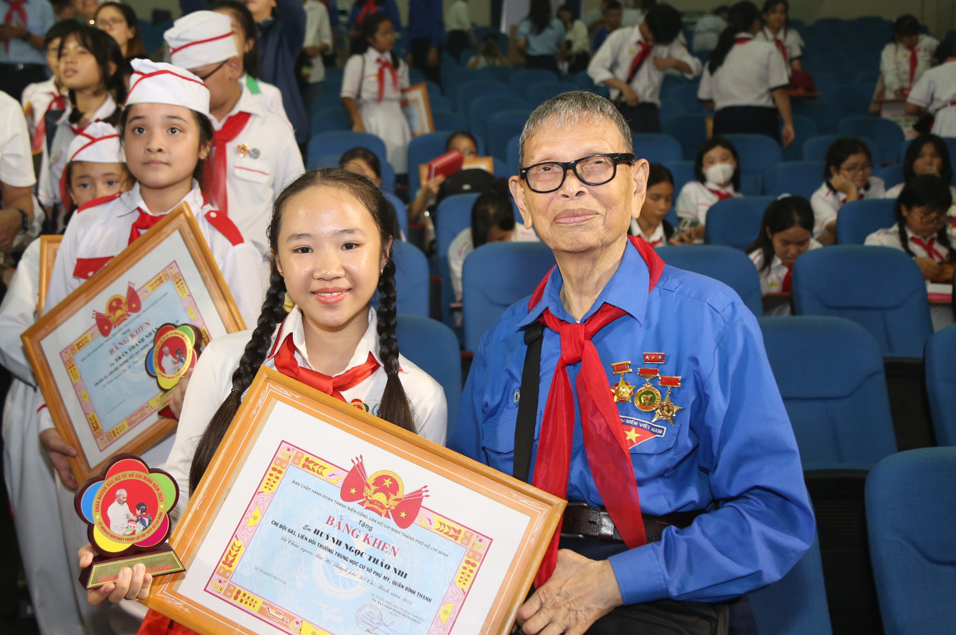 Thiếu nhi chụp ảnh lưu niệm buổi gặp gỡ thầy giáo Nguyễn Đức Thìn. Ảnh: Ngô Tùng Thiếu nhi chụp ảnh lưu niệm buổi gặp gỡ thầy giáo Nguyễn Đức Thìn. Ảnh: Ngô Tùng