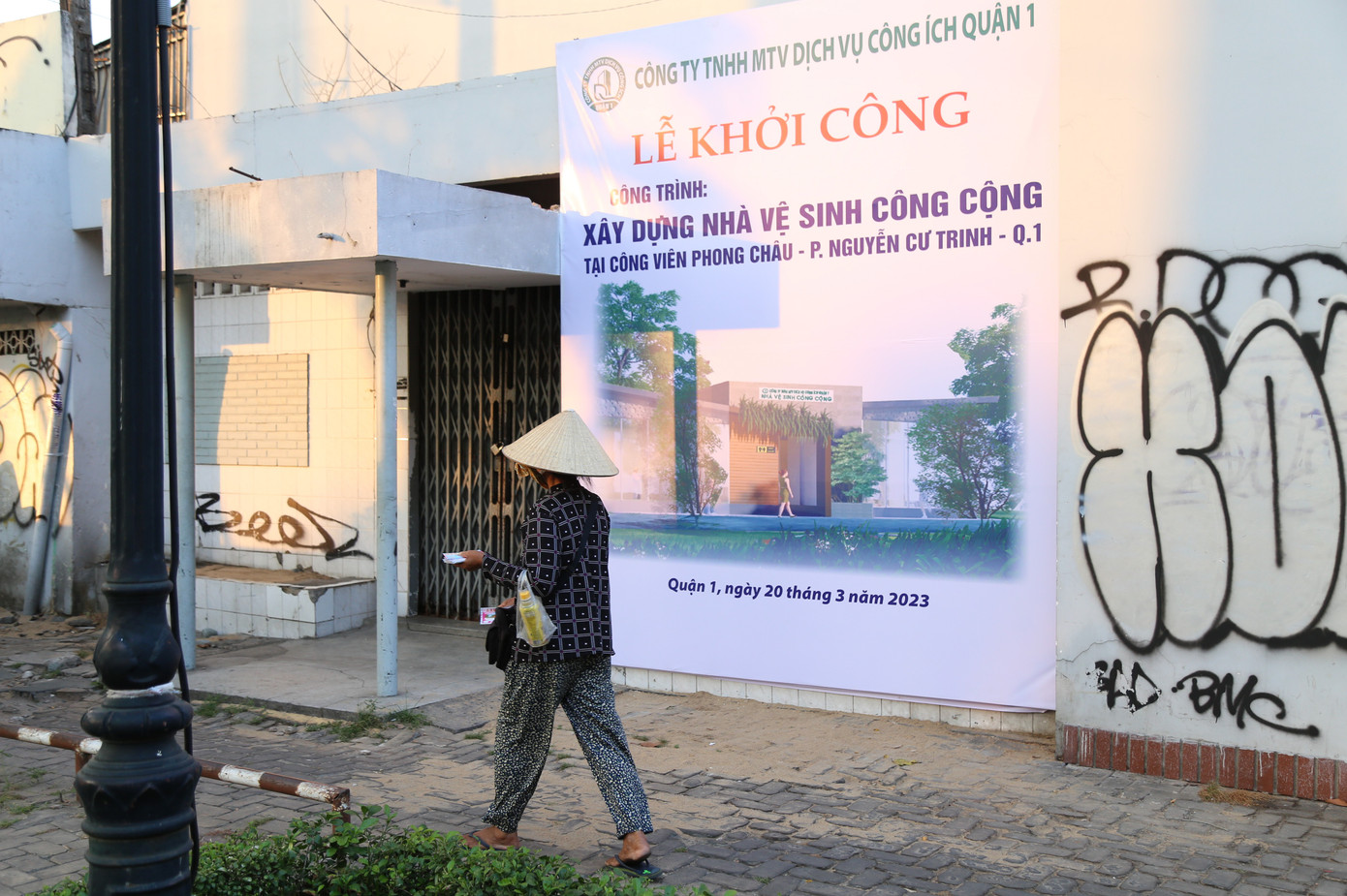 Ngày 20/3, quận 1 đã tiến hành khởi công xây dựng nhà vệ sinh công cộng đầu tiên tại công viên Phong Châu (phường Nguyễn Cư Trinh). Các điểm tiếp theo cũng đã được quy hoạch để xây dựng nhà vệ sinh công cộng trong thời gian tới nhằm đáp ứng nhu cầu cho người dân và du khách. Ngày 20/3, quận 1 đã tiến hành khởi công xây dựng nhà vệ sinh công cộng đầu tiên tại công viên Phong Châu (phường Nguyễn Cư Trinh). Các điểm tiếp theo cũng đã được quy hoạch để xây dựng nhà vệ sinh công cộng trong thời gian tới nhằm đáp ứng nhu cầu cho người dân và du khách.