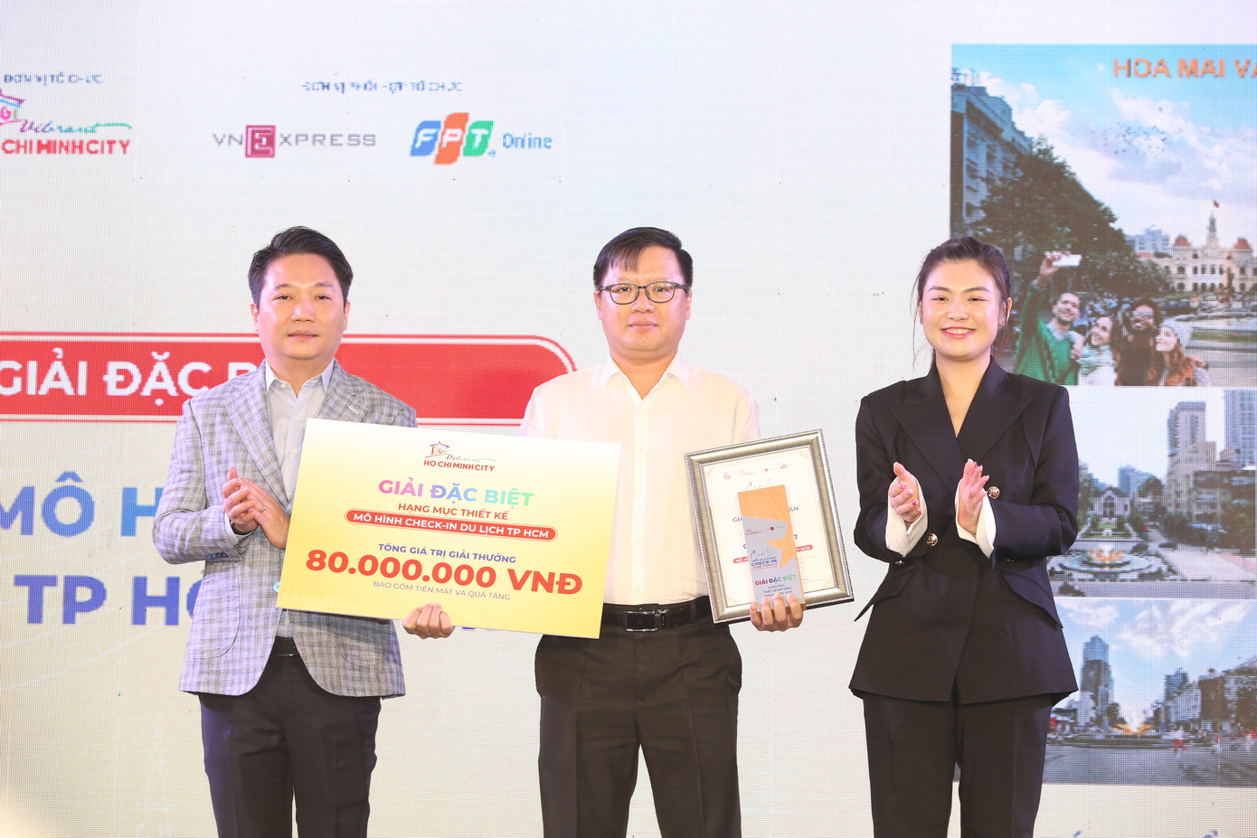 Lãnh đạo Sở Du lịch TPHCM trao giải thưởng cao nhất hạng mục Thiết kế mô hình check-in cho tác giả Phạm Chí Linh. Ảnh: Ngô Tùng Lãnh đạo Sở Du lịch TPHCM trao giải thưởng cao nhất hạng mục Thiết kế mô hình check-in cho tác giả Phạm Chí Linh. Ảnh: Ngô Tùng