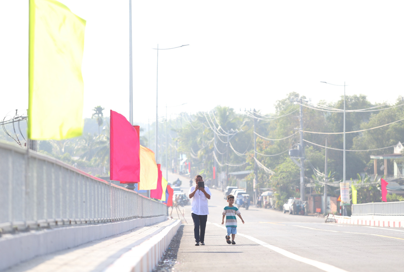 Người dân hân hoan bước đi trên cây cầu khang trang nối đôi bờ sông Tắc.