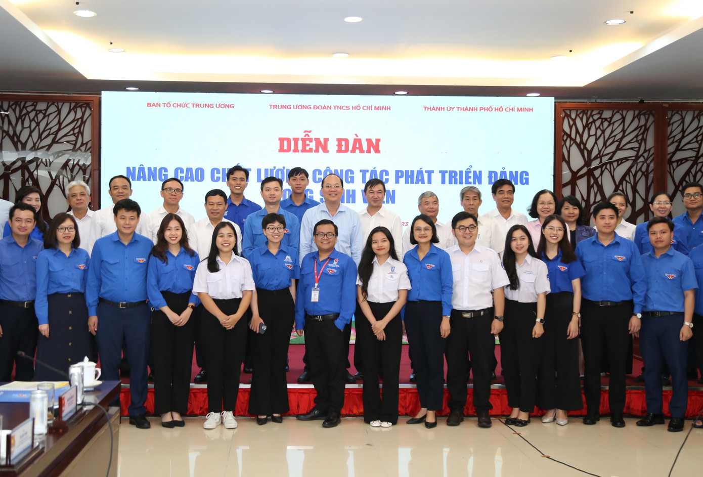 Lãnh đạo T.Ư Đoàn, Thành uỷ TPHCM cùng các đại biểu chụp ảnh lưu niệm với các cán bộ Đoàn, Hội. Lãnh đạo T.Ư Đoàn, Thành uỷ TPHCM cùng các đại biểu chụp ảnh lưu niệm với các cán bộ Đoàn, Hội.