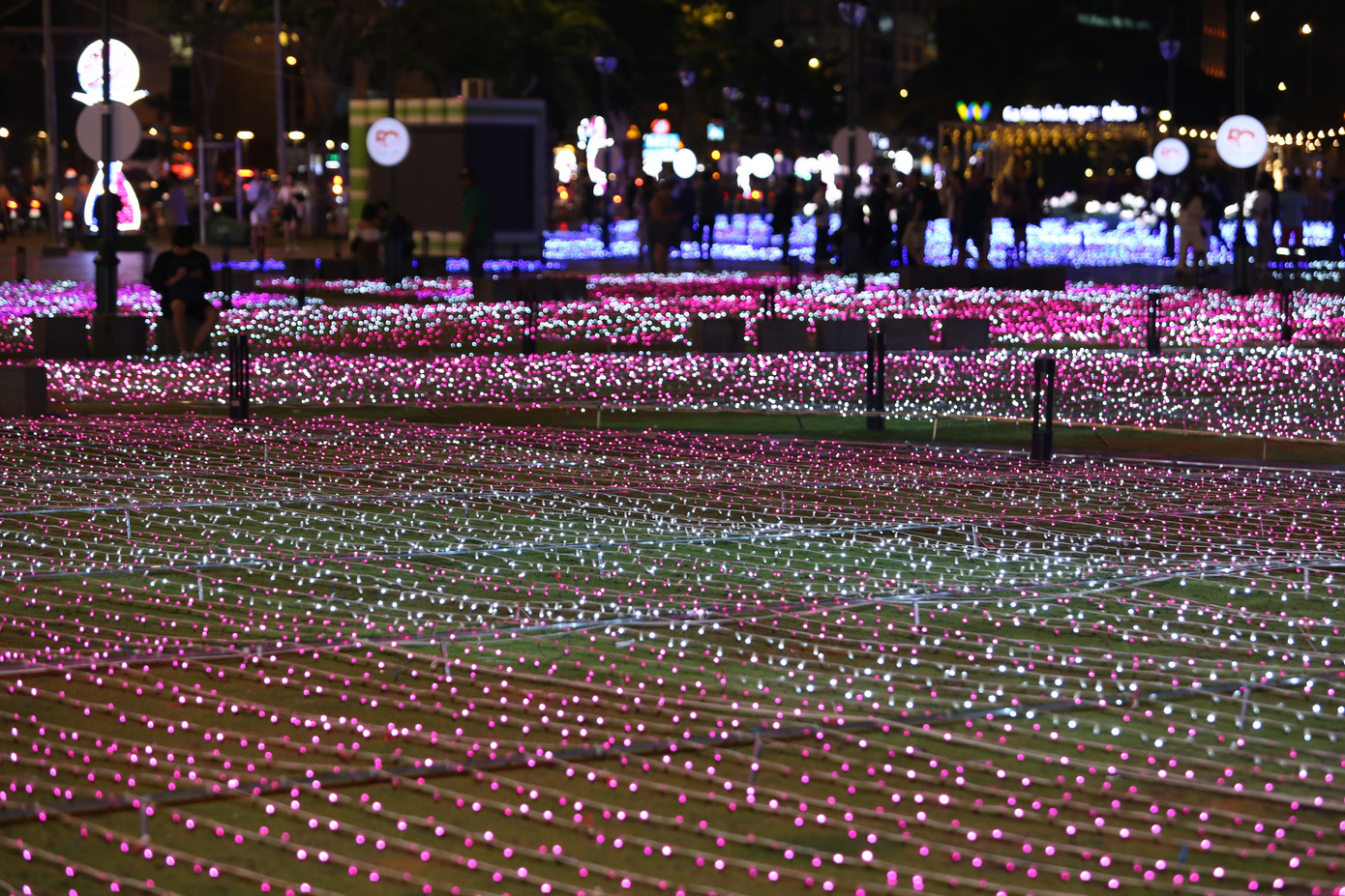 Điểm nhấn của công trình này là sự kết hợp của 500.000 đèn LED, tạo nên không gian ánh sáng rực rỡ, lung linh trong đêm ngay tại khu vực công viên trung tâm thành phố.