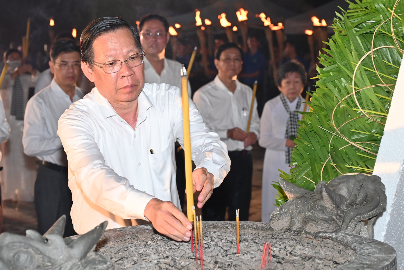 Chủ tịch UBND TPHCM Phan Văn Mãi dâng hương tưởng nhớ, tri ân các Anh hùng liệt sĩ.