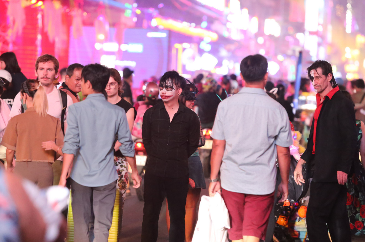 Halloween được tổ chức vào đêm trước (31/10) ngày lễ các Thánh (1/11), với ý nghĩa là dịp tôn vinh các vị thánh đã hoặc chưa được lên Thiên Đàng. Bên cạnh đó, ngày này còn mang ý nghĩa tưởng nhớ những người thân đã mất. Trong ngày lễ Halloween, các linh hồn sẽ được phép về thăm gia đình. Do đó lễ hội thường gắn liền với các hình tượng như phù thủy, ma quỷ, tiên nữ...