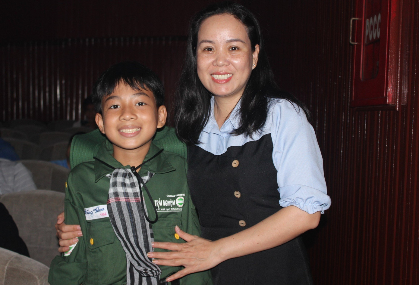 Chị Ông Thị Ngọc Hương (TP. Thủ Đức) cùng con trai Đăng Khoa trong giây phút con trưởng thành. Chị Ông Thị Ngọc Hương (TP. Thủ Đức) cùng con trai Đăng Khoa trong giây phút con trưởng thành.