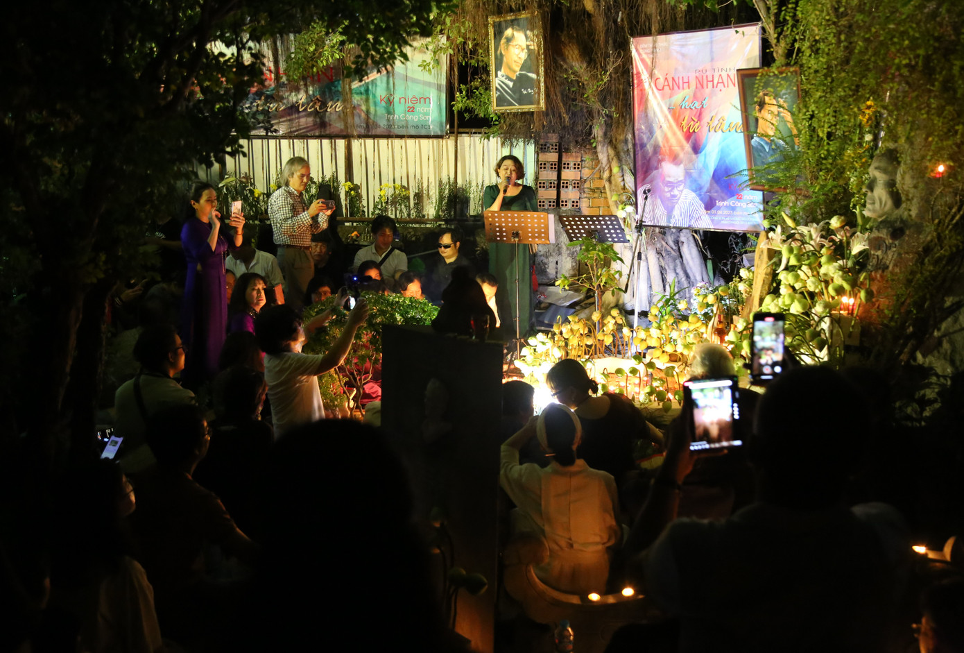 Tối 1/4, nhiều người yêu nhạc Trịnh đã tề tựu tại nơi an nghỉ của cố nhạc sĩ Trịnh Công Sơn (Nghĩa trang Gò Dưa) để cùng hát lên những ca khúc của ông đúng vào ngày giỗ lần thứ 22 của người nhạc sĩ tài danh. Đây là đêm "Thao thức cùng Trịnh" lần thứ 11 được tổ chức bởi những người tri âm, bạn hữu mến mộ tài hoa của người nhạc sĩ gốc Huế.