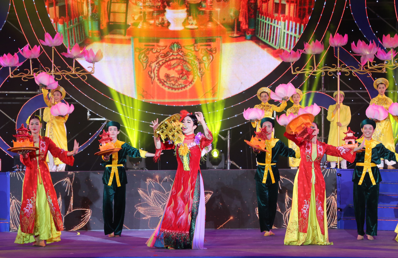 Nhiều tiết mục nghệ thuật dân gian đặc sắc được các nghệ sĩ, diễn viên thể hiện tại buổi lễ. Ảnh: Ngô Tùng. Nhiều tiết mục nghệ thuật dân gian đặc sắc được các nghệ sĩ, diễn viên thể hiện tại buổi lễ. Ảnh: Ngô Tùng.
