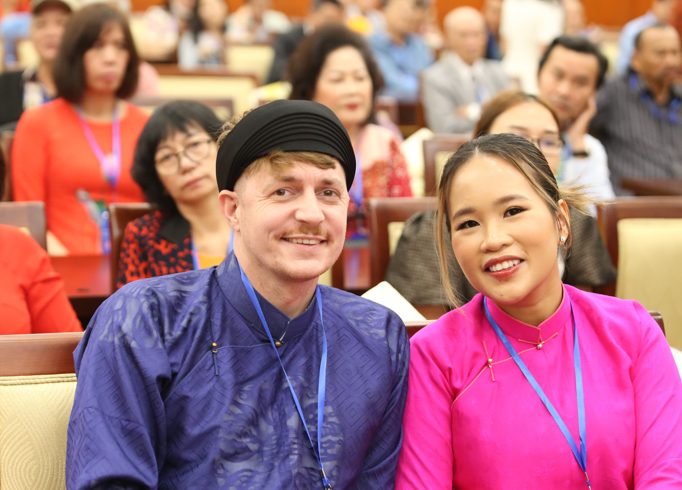 Đôi kiều bào rạng rỡ dự chương trình trong bộ trang phục áo dài. Đôi kiều bào rạng rỡ dự chương trình trong bộ trang phục áo dài.