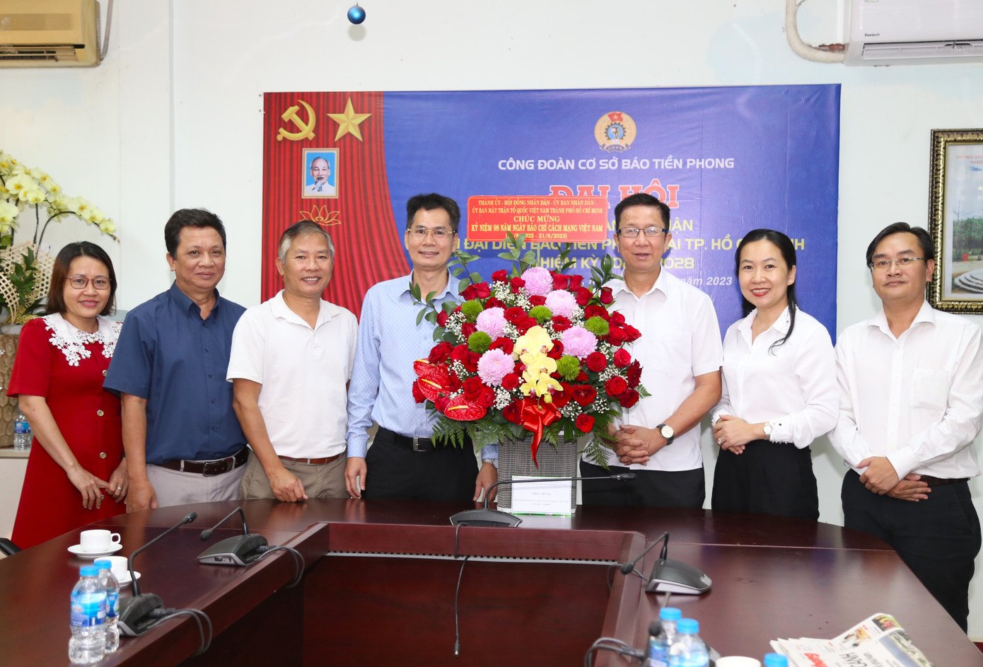 Đoàn công tác của Thành uỷ - HĐND - UBND - Uỷ ban MTTQ Việt Nam TPHCM tặng hoa chúc mừng báo Tiền Phong.