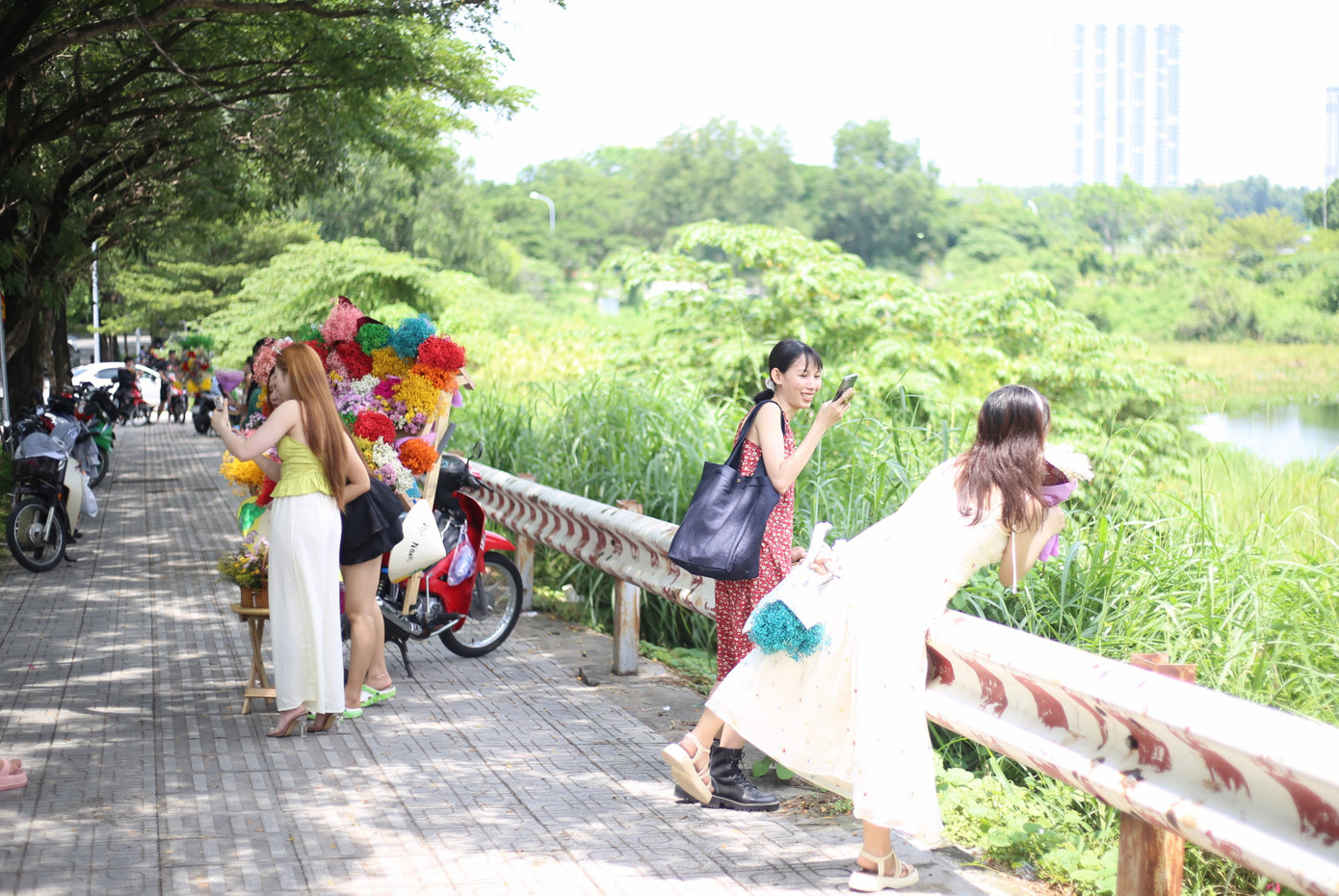 Không gian yên ả ở Khu đô thị Đại học Quốc gia TPHCM thu hút đông đảo bạn trẻ đến vui chơi cùng trào lưu chụp ảnh xe hoa đang hot. Ảnh: Ngô Tùng