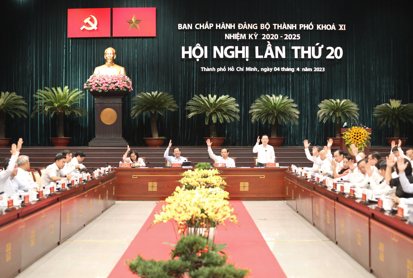 Đại biểu biểu quyết thông qua nghị quyết hội nghị. Ảnh: Ngô Tùng