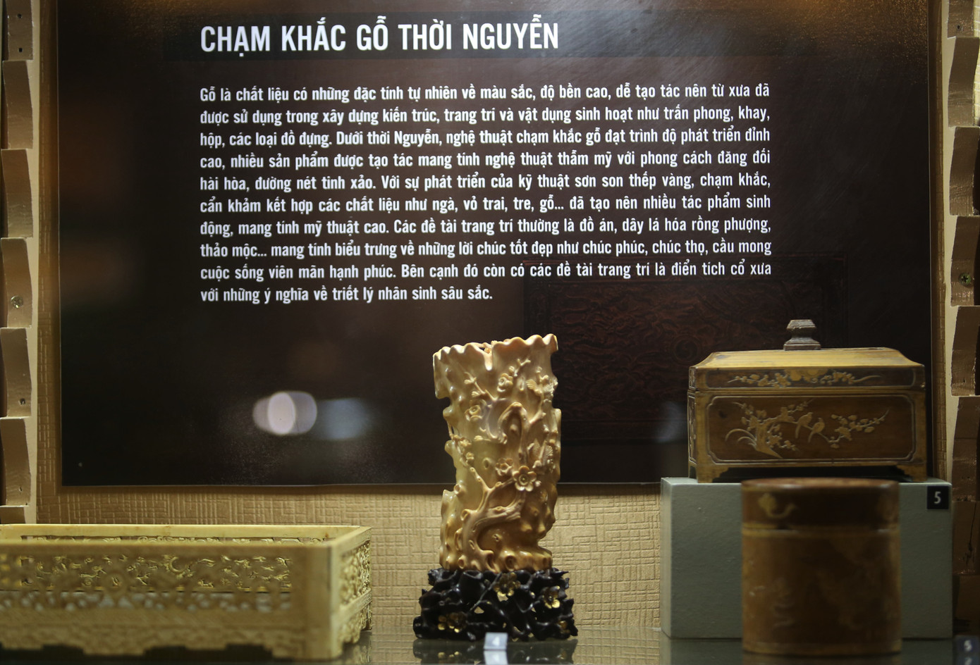 Cổ vật chạm khắc gỗ thời Nguyễn. Dưới thời Nguyễn, nghệ thuật chạm khắc gỗ đã đạt đến trình độ phát triển đỉnh cao. Nhiều sản phẩm được tạo tác mang tính nghệ thuật thẩm mỹ rất cao với phong cách đăng đối hài hòa, đường nét tinh xảo.