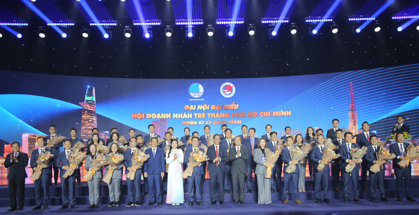 Bí thư Trung ương Đoàn Nguyễn Phạm Duy Trang cùng Chủ tịch UBND TPHCM Phan Văn Mãi trao hoa chúc mừng tập thể Ban Chấp hành, Ban Kiểm tra YBA khóa XII. Bí thư Trung ương Đoàn Nguyễn Phạm Duy Trang cùng Chủ tịch UBND TPHCM Phan Văn Mãi trao hoa chúc mừng tập thể Ban Chấp hành, Ban Kiểm tra YBA khóa XII.