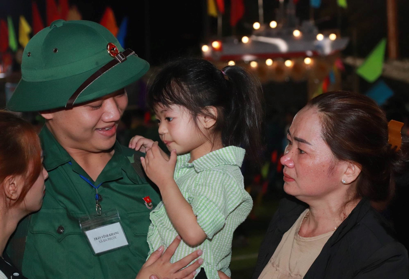 Tân bình xã Đa Phước (huyện Bình Chánh) sum vầy cùng người thân. Ảnh: Trung Nguyên