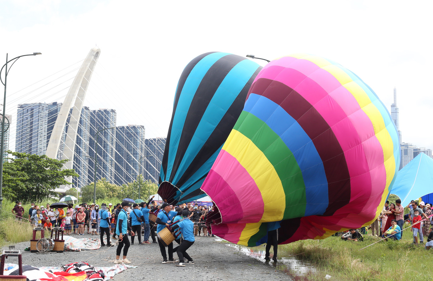 Để có được hình ảnh những chiếc khinh khí cầu đẹp đẽ, căng tràn trên bầu trời, trước đó đội ngũ kỹ thuật viên phải chật vật, nỗ lực điều khiển, lèo lái. Để có được hình ảnh những chiếc khinh khí cầu đẹp đẽ, căng tràn trên bầu trời, trước đó đội ngũ kỹ thuật viên phải chật vật, nỗ lực điều khiển, lèo lái.