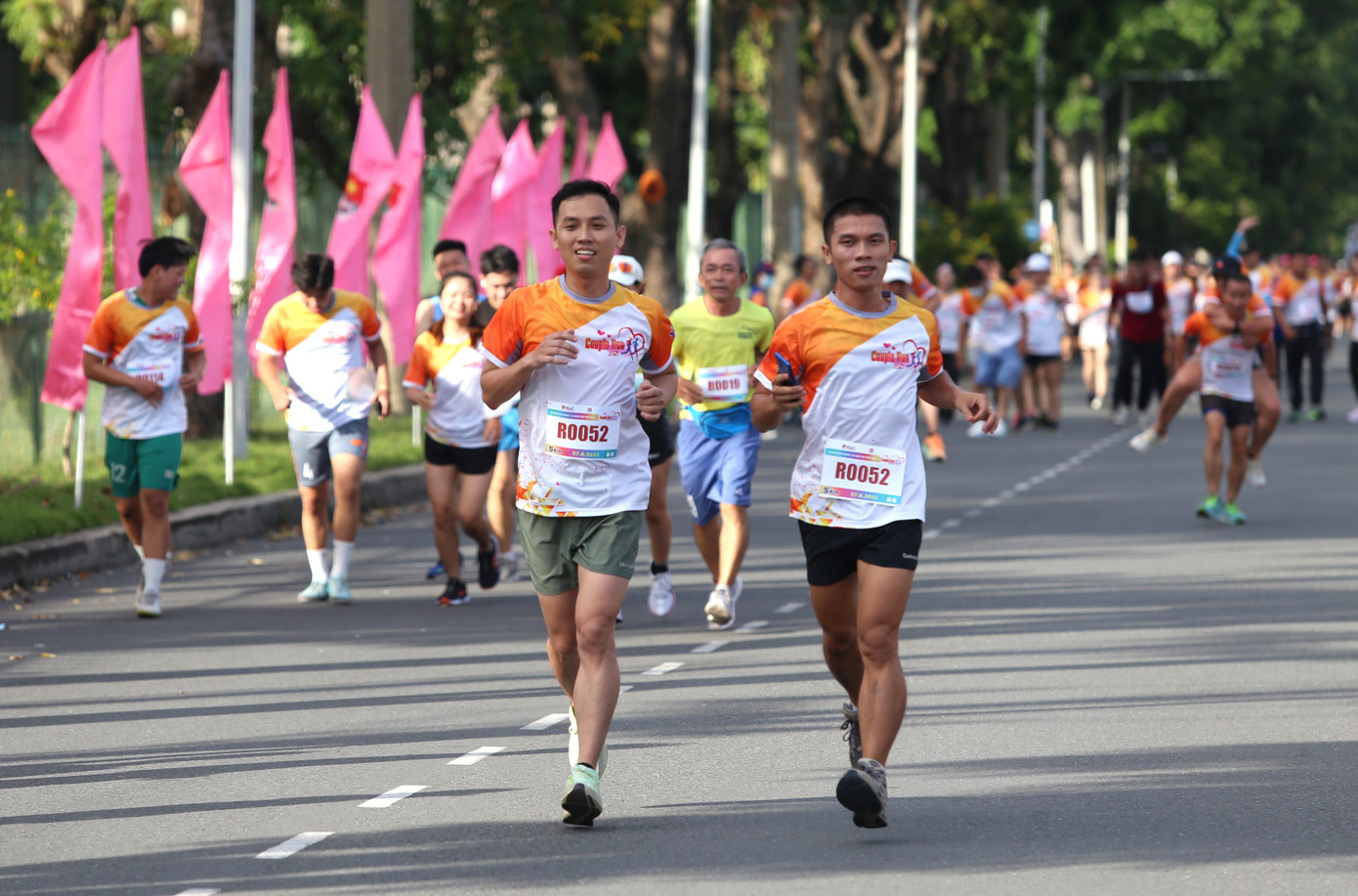 Tất cả đều hăng hái chung vui vì mục đích ý nghĩa của sự kiện bên lề lễ cưới tập thể dành tặng 150 đôi uyên ương. Tất cả đều hăng hái chung vui vì mục đích ý nghĩa của sự kiện bên lề lễ cưới tập thể dành tặng 150 đôi uyên ương.