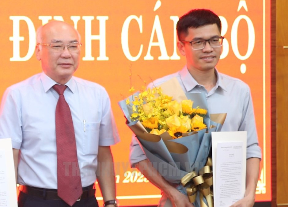 Trưởng ban Tuyên giáo Thành ủy TPHCM Phan Nguyễn Như Khuê trao quyết định bổ nhiệm cho ông Trần Đình Ba. Ảnh: Thành ủy TPHCM Trưởng ban Tuyên giáo Thành ủy TPHCM Phan Nguyễn Như Khuê trao quyết định bổ nhiệm cho ông Trần Đình Ba. Ảnh: Thành ủy TPHCM