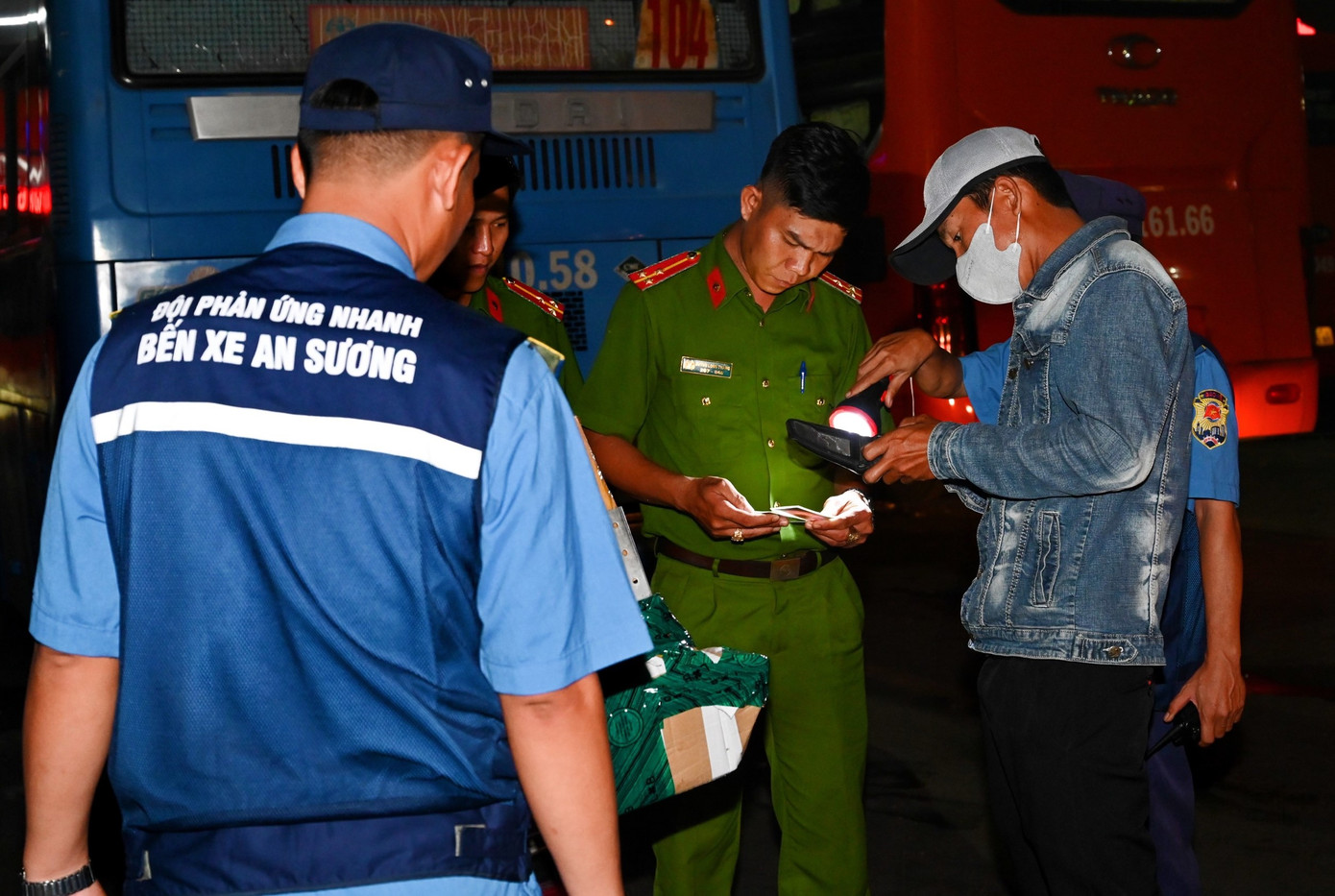 Các lực lượng triển khai tuần tra, kiểm soát xuyên lễ nhằm đảm bảo an ninh trật tự cho người dân, hành khách an tâm đi lại trong dịp lễ.