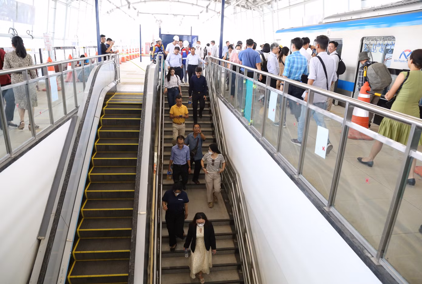 Ngày 26/4, Ban Quản lý Đường sắt đô thị TPHCM (MAUR) phối hợp Công ty Hitachi tổ chức buổi chạy thử nghiệm đoàn tàu metro tuyến số 1 (Bến Thành - Suối Tiên) từ ga Bến xe Suối Tiên đến ga An Phú.