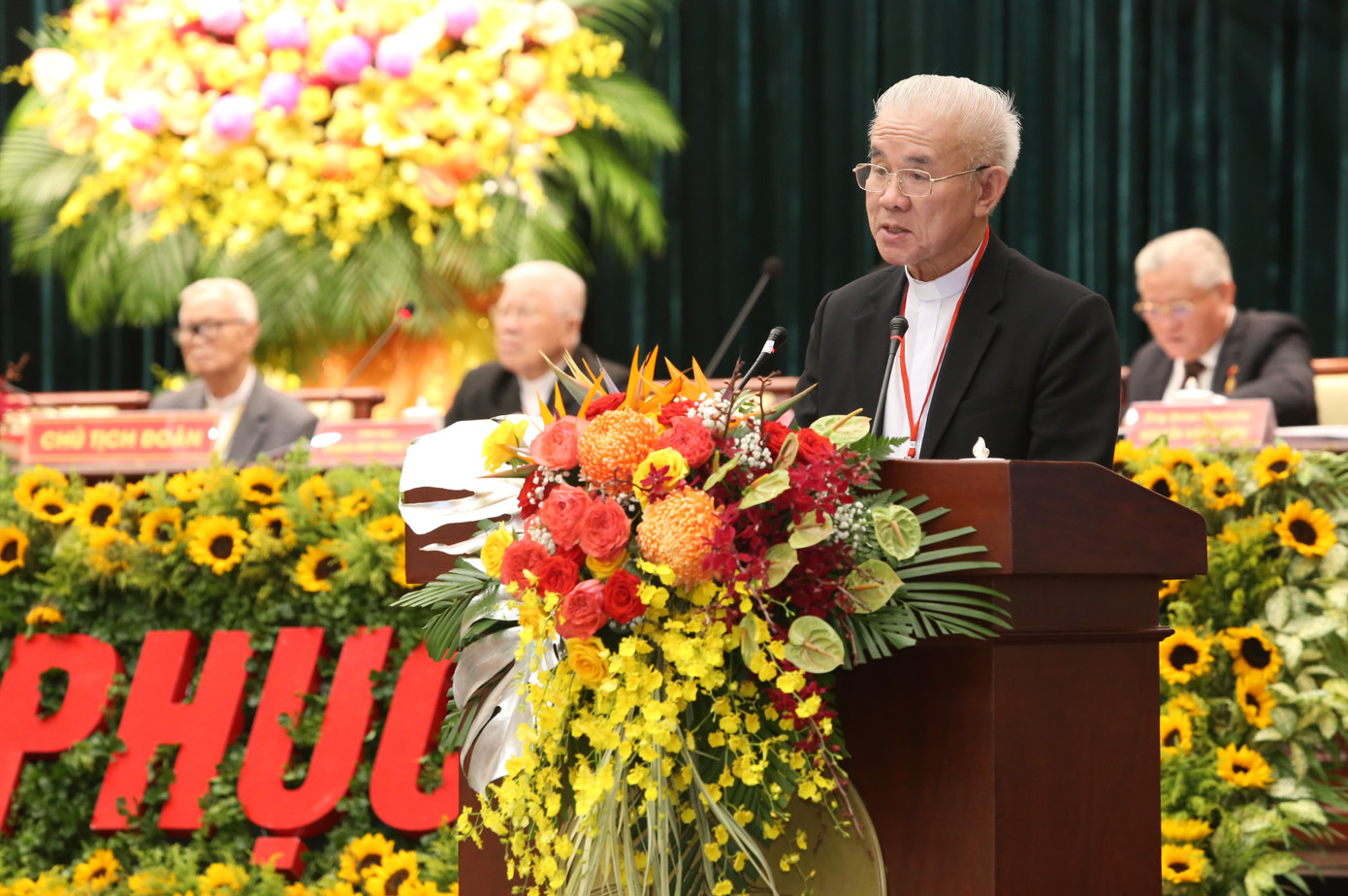 Linh mục Trần Xuân Mạnh - Chủ tịch Trung ương Uỷ ban Đoàn kết Công giáo Việt Nam - trao đổi tại đại hội.