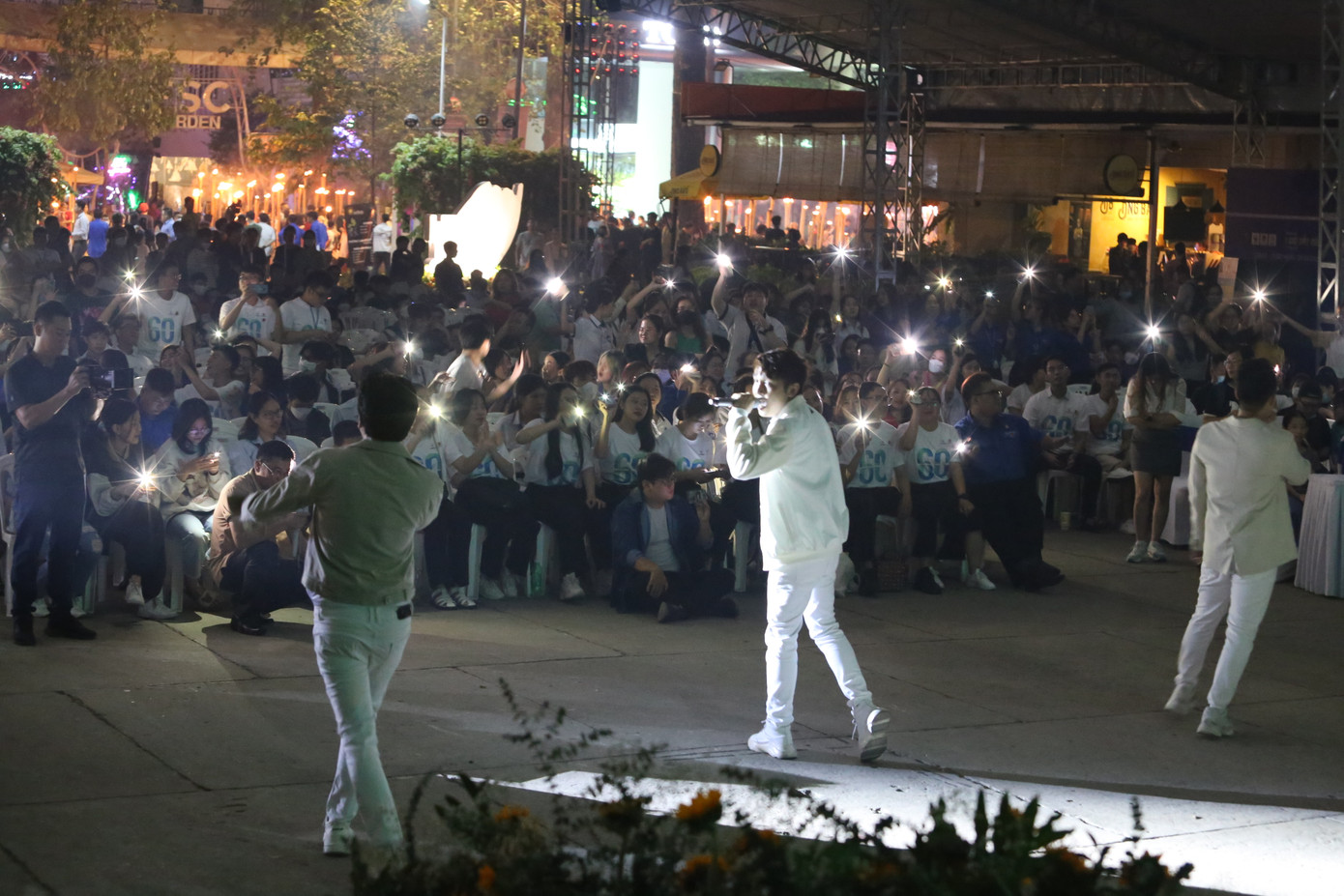 Nghệ sĩ biểu diễn trong không gian chỉ lấp lánh ánh đèn flash từ điện thoại của khán giả và đèn follow sân khấu.