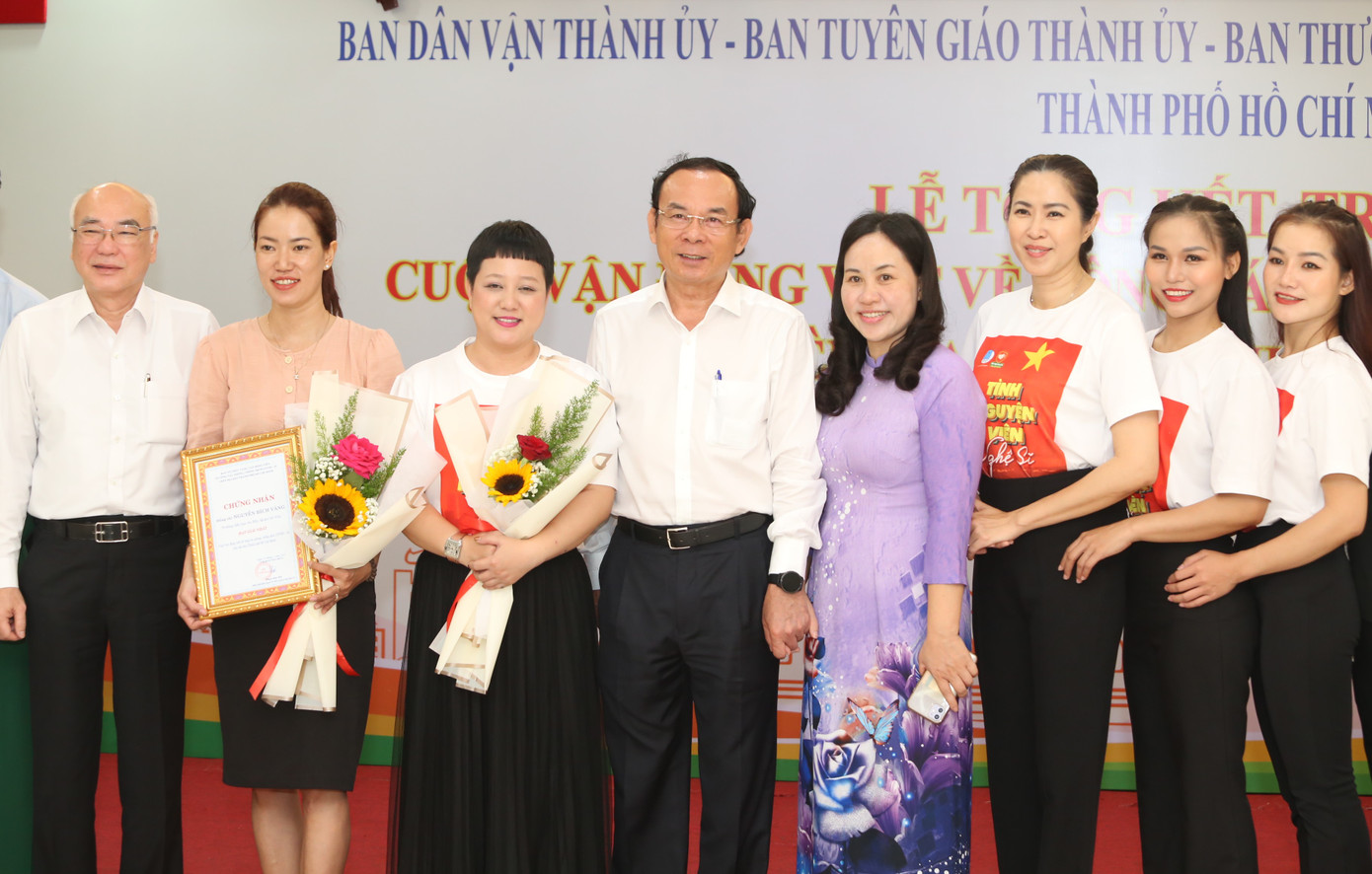 Lãnh đạo Thành uỷ TPHCM cùng các thành viên Đội tình nguyện viên văn nghệ sĩ TPHCM, những người miệt mài góp sức trên tuyến đầu chống dịch trong thời điểm dịch bệnh cam go. Lãnh đạo Thành uỷ TPHCM cùng các thành viên Đội tình nguyện viên văn nghệ sĩ TPHCM, những người miệt mài góp sức trên tuyến đầu chống dịch trong thời điểm dịch bệnh cam go.