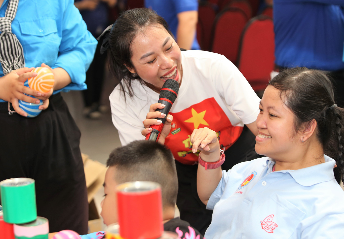 Ca sĩ Tánh Linh nhiệt tình cổ động các anh chị tại buổi họp mặt.