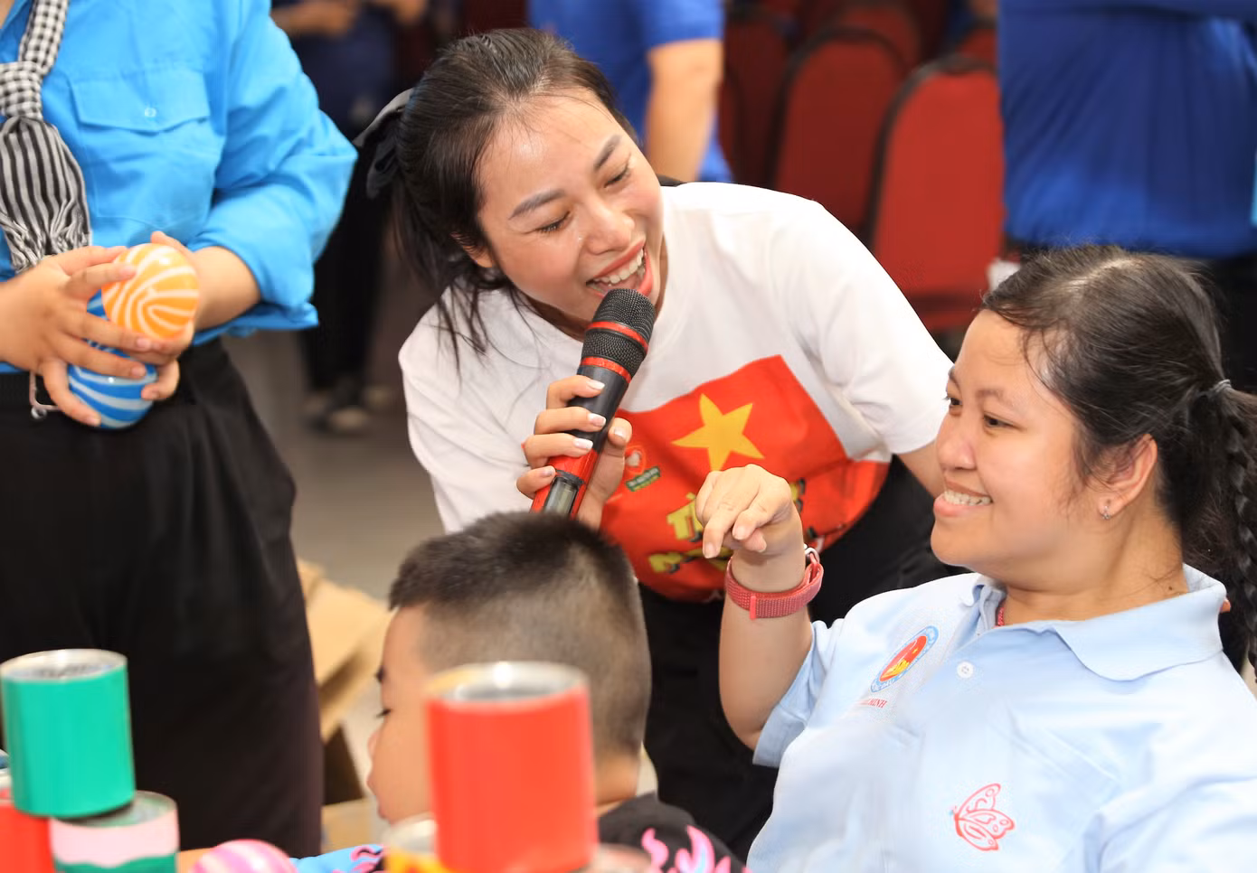 Ca sĩ Tánh Linh nhiệt tình cổ động các anh chị tại buổi họp mặt.