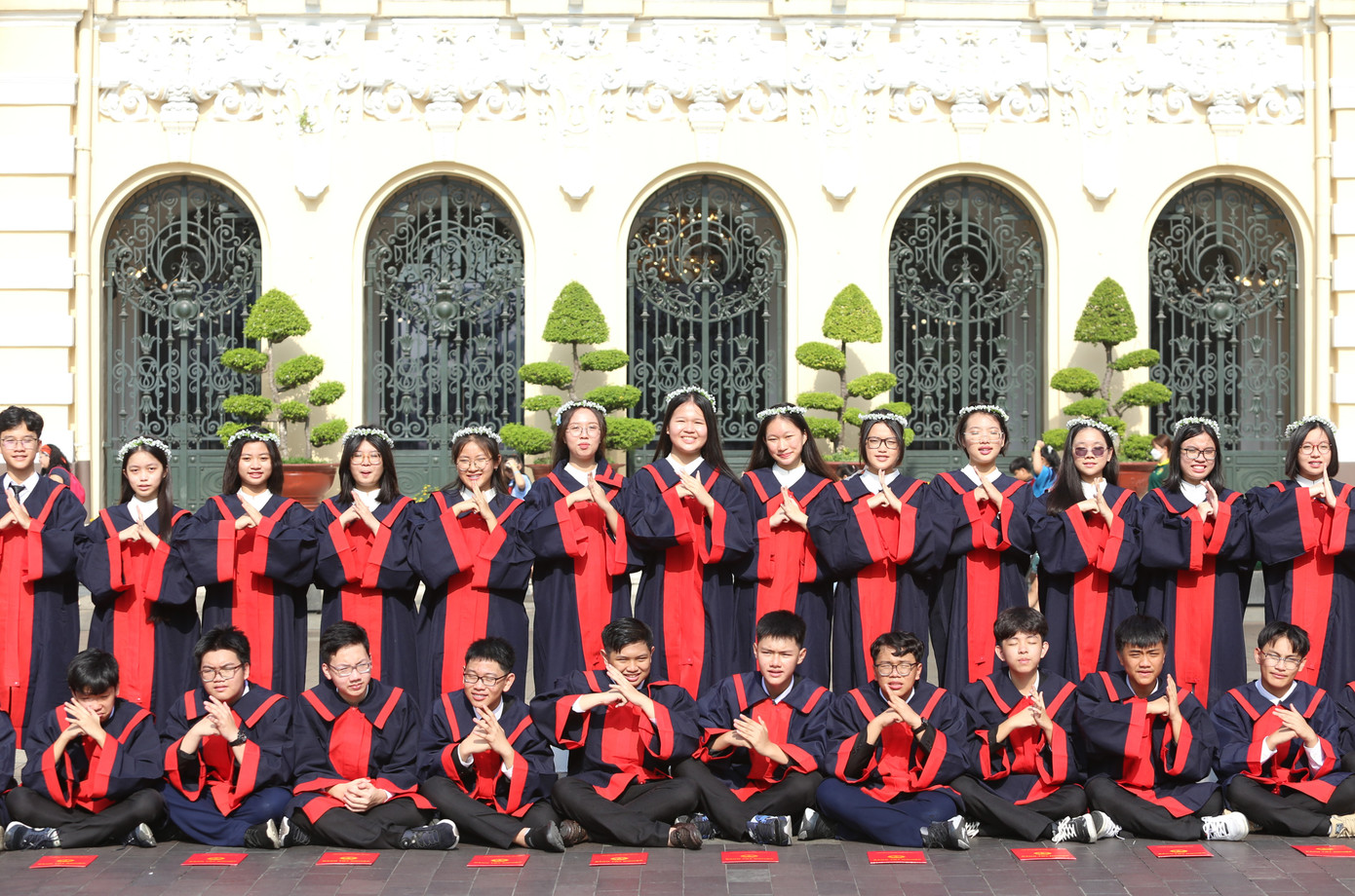 Tòa nhà được khởi công xây dựng năm 1889 và hoàn thành năm 1909, do kỹ sư Femand Gardè thiết kế phỏng theo Tòa thị chính Paris, Pháp. Thời Pháp thuộc, tòa nhà này có tên là Hôtel de ville (Dinh xã Tây). Đến thời Việt Nam Cộng hòa, tòa nhà có tên là Tòa Đô chánh Sài Gòn và được chính quyền bấy giờ dùng làm nơi làm việc, hội họp. Sau ngày 30/4/1975, tòa nhà trở thành trụ sở làm việc của UBND TPHCM. Trong ảnh: Các em học sinh chụp kỷ yếu trước tòa nhà trước thềm năm mới 2023 - 2024. Ảnh: Ngô Tùng Tòa nhà được khởi công xây dựng năm 1889 và hoàn thành năm 1909, do kỹ sư Femand Gardè thiết kế phỏng theo Tòa thị chính Paris, Pháp. Thời Pháp thuộc, tòa nhà này có tên là Hôtel de ville (Dinh xã Tây). Đến thời Việt Nam Cộng hòa, tòa nhà có tên là Tòa Đô chánh Sài Gòn và được chính quyền bấy giờ dùng làm nơi làm việc, hội họp. Sau ngày 30/4/1975, tòa nhà trở thành trụ sở làm việc của UBND TPHCM. Trong ảnh: Các em học sinh chụp kỷ yếu trước tòa nhà trước thềm năm mới 2023 - 2024. Ảnh: Ngô Tùng