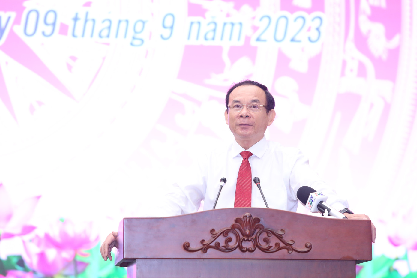 Bí thư Thành uỷ TPHCM Nguyễn Văn Nên trao đổi tại buổi lễ. Ảnh: Ngô Tùng Bí thư Thành uỷ TPHCM Nguyễn Văn Nên trao đổi tại buổi lễ. Ảnh: Ngô Tùng