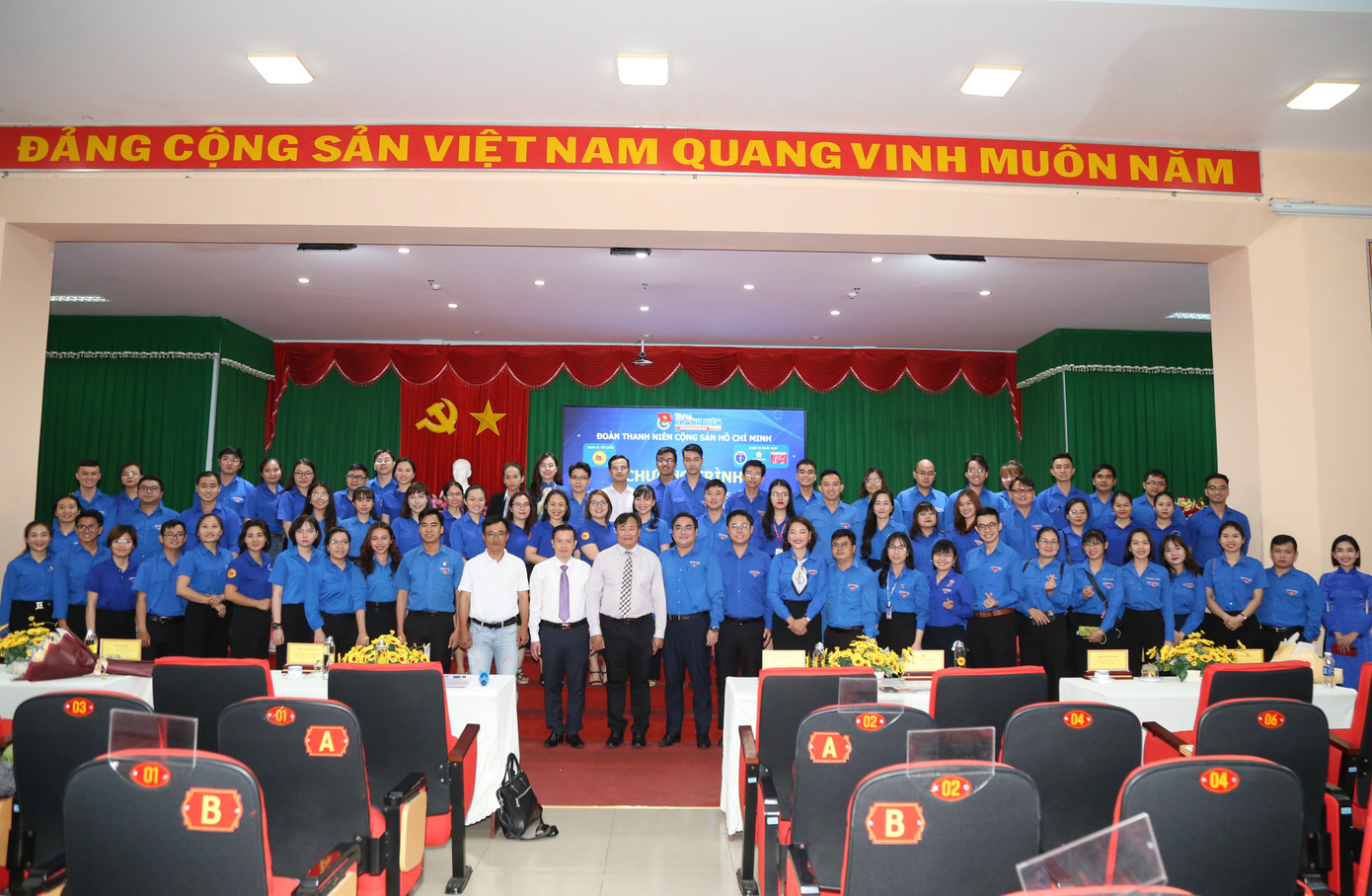 Diễn giả và các bạn đoàn viên thanh niên tại diễn đàn. Diễn giả và các bạn đoàn viên thanh niên tại diễn đàn.