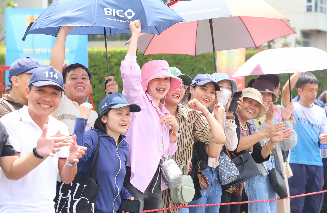 Mặc cho nắng nóng, đông đảo khán giả đã có mặt để cổ vũ, tiếp sức các chiến sĩ PCCC thi tài. Trong ảnh: Các cổ động viên đến từ tỉnh Đắk Lắk nhiệt tình cổ vũ cho đội nhà.