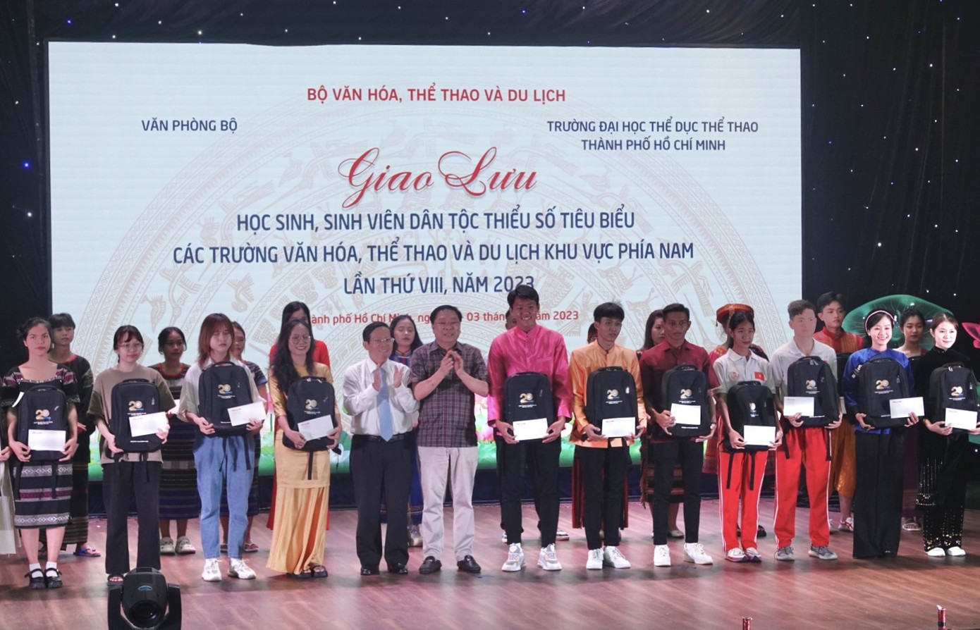 Các em học sinh sinh viên đón nhận học bổng của chương trình. Ảnh: Mạnh Hảo