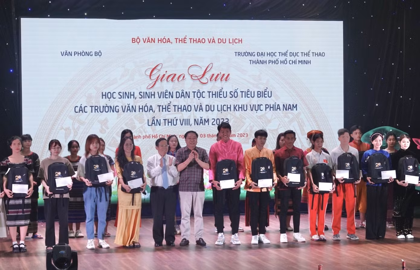 Các em học sinh sinh viên đón nhận học bổng của chương trình. Ảnh: Mạnh Hảo