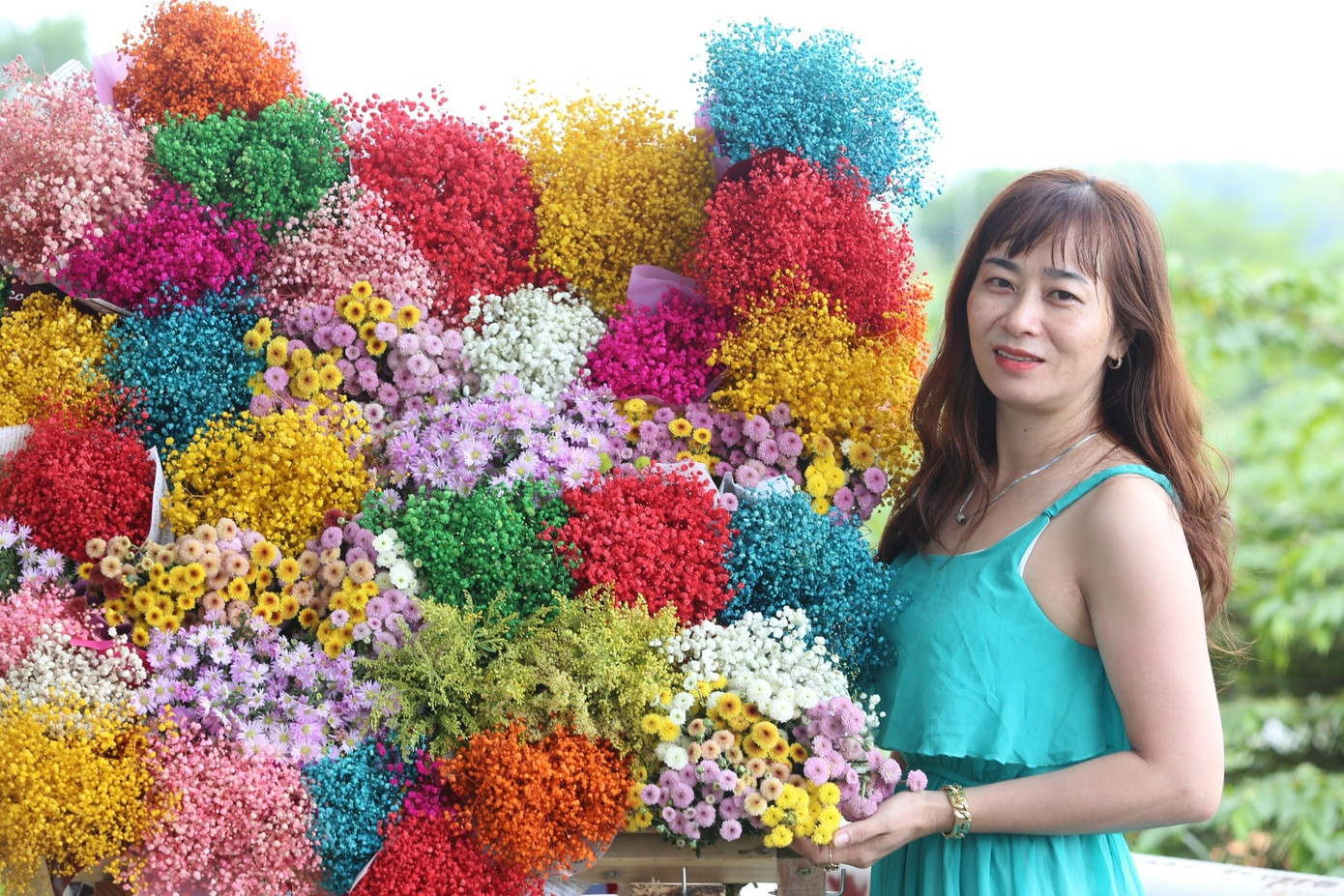 Sau những ngày làm việc, chị Nguyệt (đang làm việc ở Khu Công nghệ cao TPHCM, ở trọ gần khu vực này) cũng tranh thủ cùng bạn đến chụp ảnh cùng xe hoa rực rỡ.