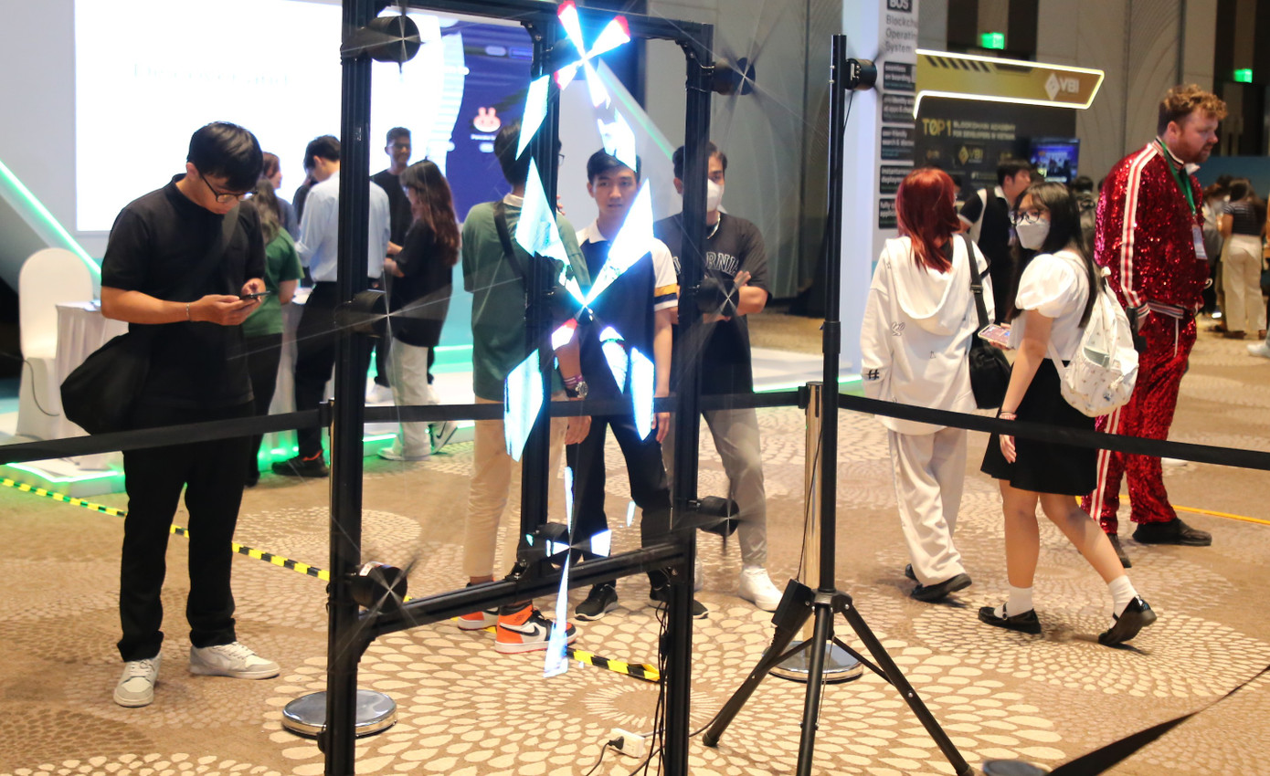 Bạn trẻ thích thú với công nghệ trình diễn 3D Hologram.