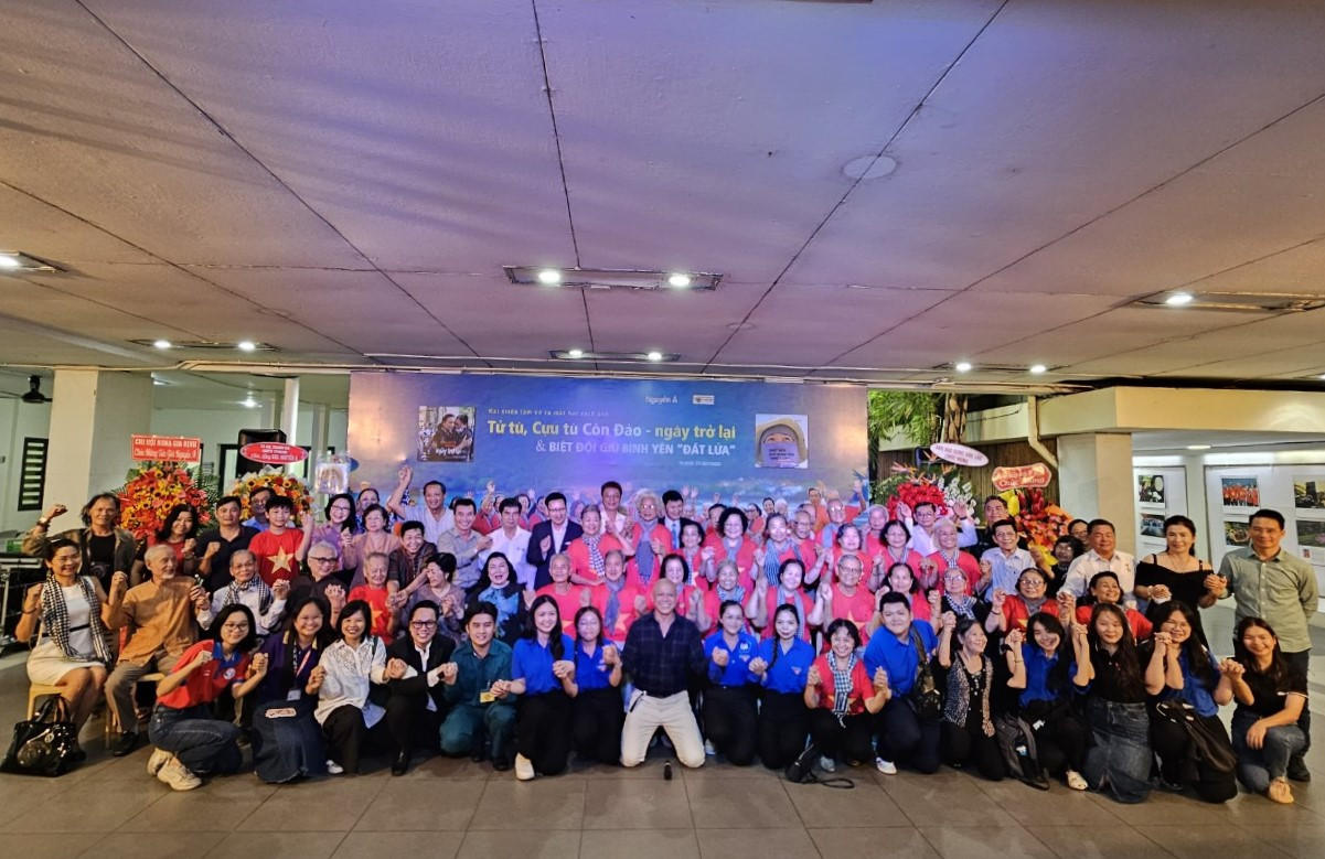 Tác giả Nguyễn Á chụp ảnh lưu niệm cùng các cựu tù và bạn trẻ tại buổi ra mắt tác phẩm về những người tử tù, cựu tù Côn Đảo đúng dịp 27/7. Tác giả Nguyễn Á chụp ảnh lưu niệm cùng các cựu tù và bạn trẻ tại buổi ra mắt tác phẩm về những người tử tù, cựu tù Côn Đảo đúng dịp 27/7.