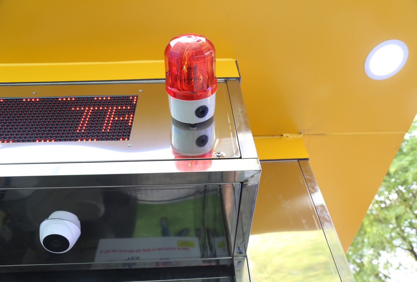 Bên ngoài nhà vệ sinh có hệ thống camera an ninh và chuông báo động trong trường hợp khẩn cấp. Bên ngoài nhà vệ sinh có hệ thống camera an ninh và chuông báo động trong trường hợp khẩn cấp.