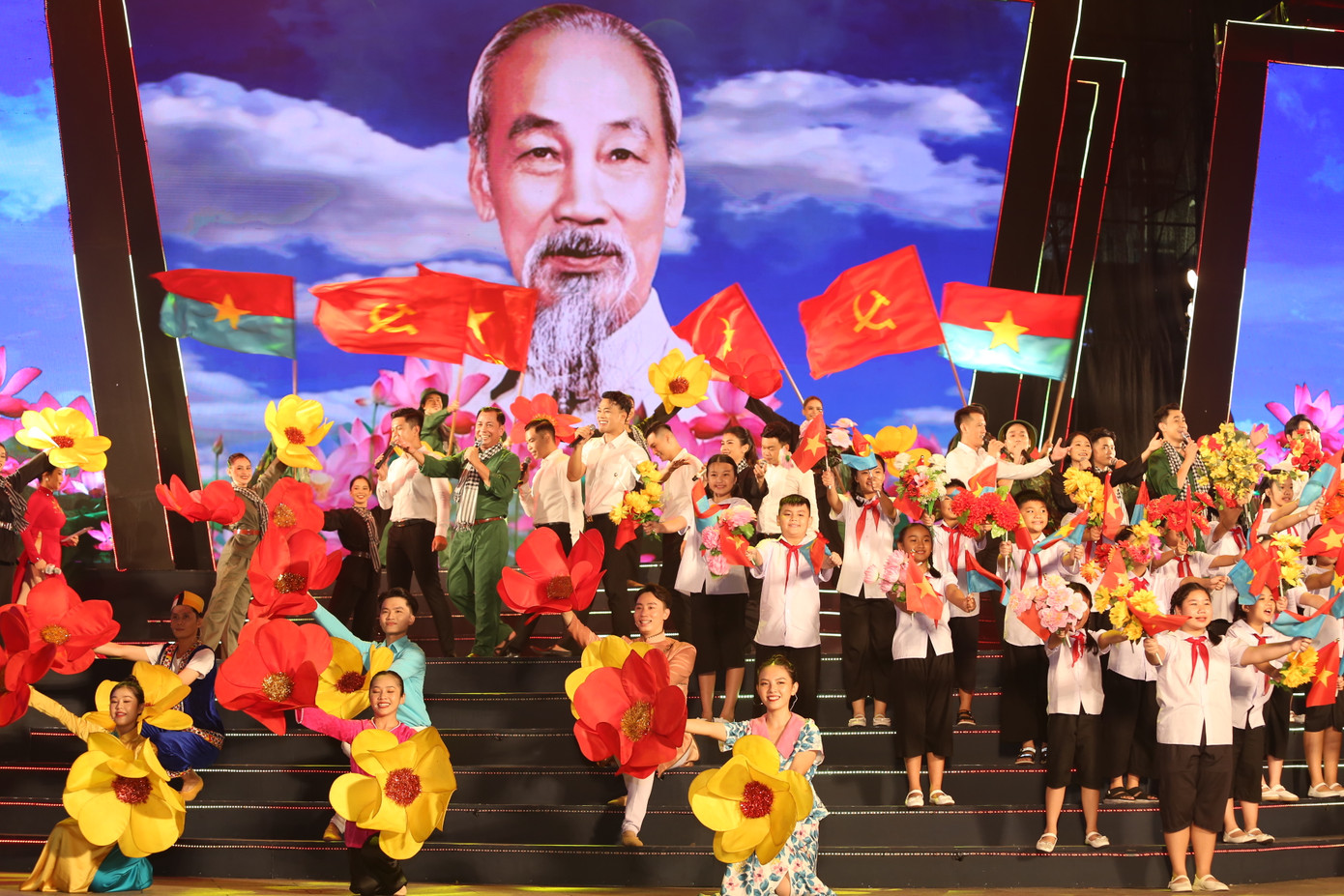 Những ca khúc cách mạng vang vọng đầy tự hào trong ngày Tết độc lập tưởng nhớ công lao to lớn của Chủ tịch Hồ Chí Minh và các thế hệ tiền bối cách mạng.