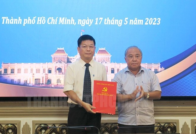 Phó Trưởng ban Tổ chức Thành ủy TPHCM Võ Văn Tân (bìa phải) trao quyết định bổ nhiệm của Ban Thường vụ Thành ủy cho ông Nguyễn Tương Minh. Ảnh: Thành ủy TPHCM.