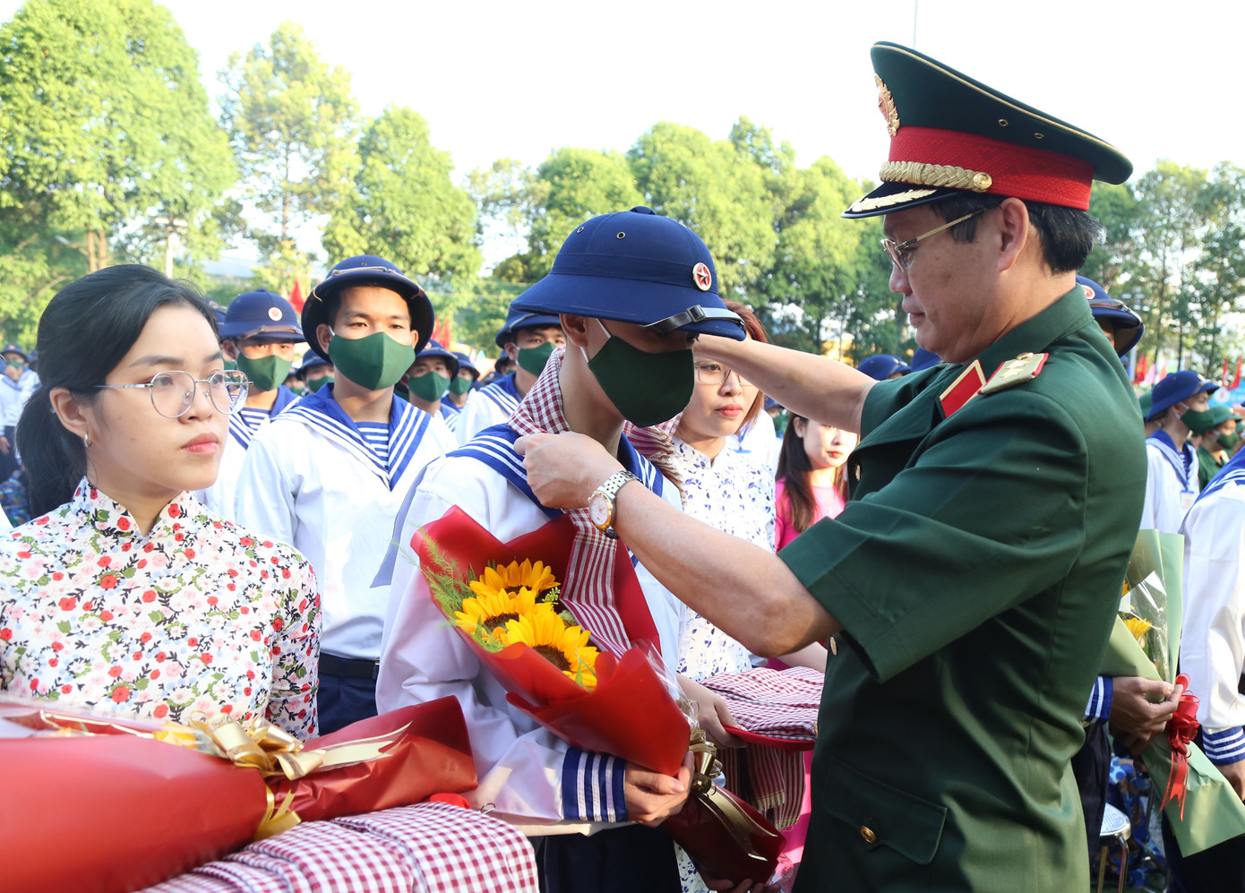 Trung tướng Nguyễn Văn Nam, Tư lệnh Bộ Tư lệnh TPHCM tặng quà cho các thanh niên trúng tuyển nghĩa vụ quân sự.